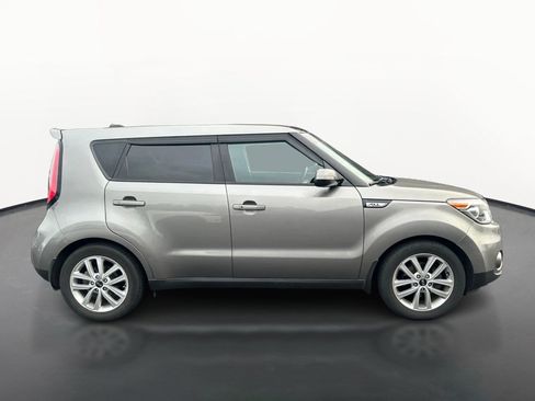 Used 2017 Kia Soul + w/ Primo Package FWD image 2
