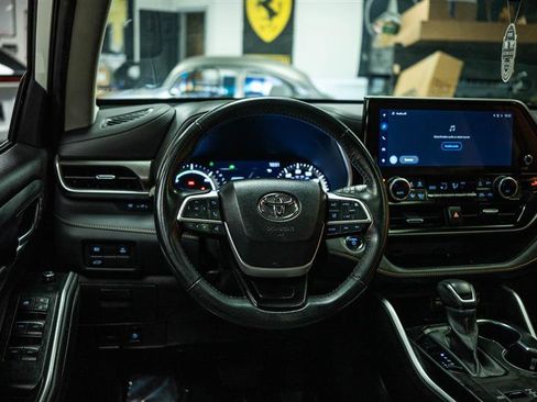 Used 2023 Toyota Highlander Bronze Edition image 17