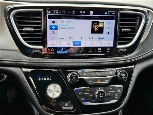 Used 2021 Chrysler Pacifica Limited w/ Uconnect Theater Family Group FWD image 16