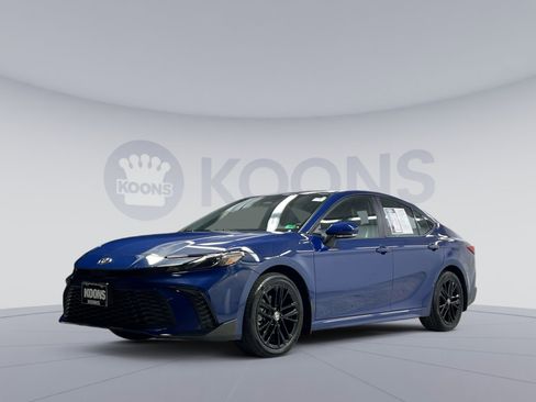 Used 2025 Toyota Camry SE image 1