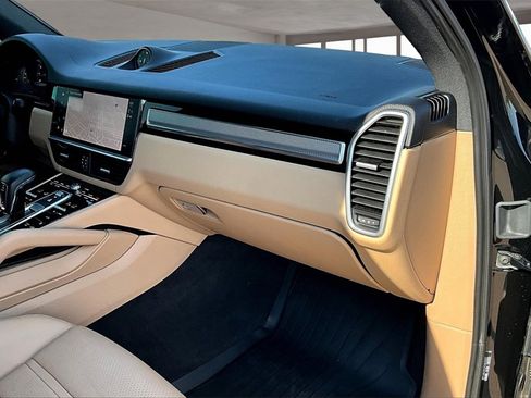 Used 2023 Porsche Cayenne Platinum Edition image 16