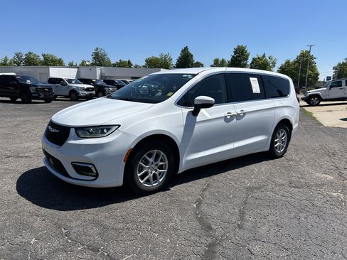 Used 2023 Chrysler Pacifica Touring-L FWD image 8
