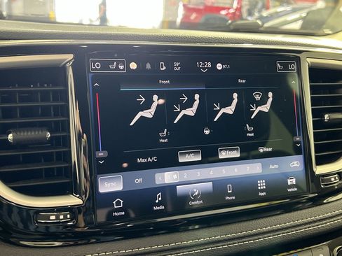 Used 2023 Chrysler Pacifica Touring-L image 21