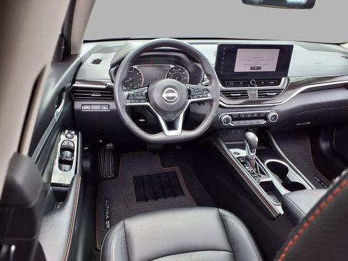 Used 2024 Nissan Altima 2.5 SR w/ SR Premium Package FWD image 4