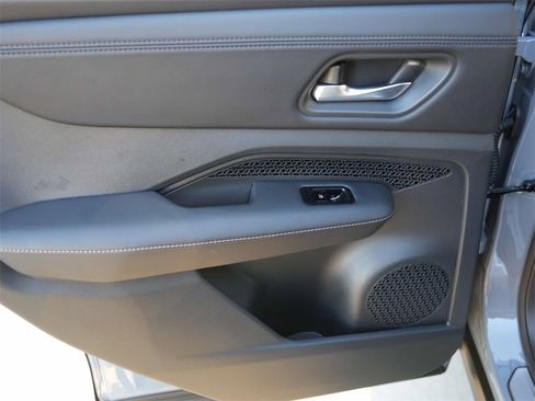 Used 2024 Nissan Ariya AWD image 18