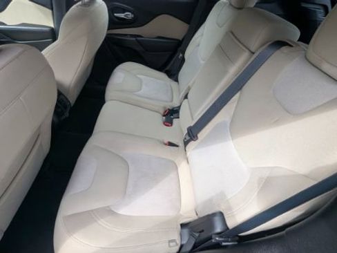 Used 2016 Jeep Cherokee Sport image 18