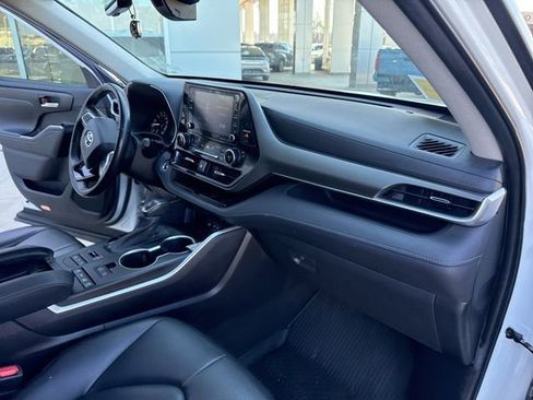 Used 2021 Toyota Highlander XLE image 32