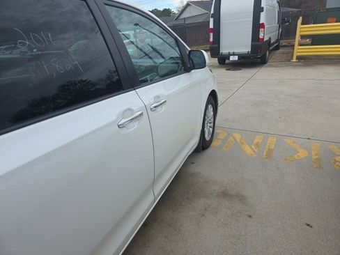 Used 2016 Toyota Sienna Limited image 11