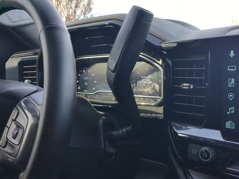 Used 2025 Chevrolet Silverado 2500 ZR2 w/ Technology Package image 16