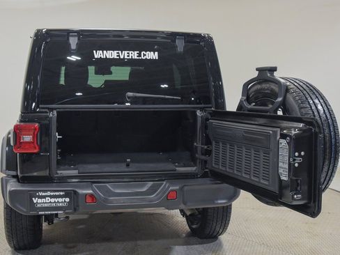 Used 2025 Jeep Wrangler Unlimited Sahara image 14