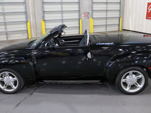 Used 2003 Chevrolet SSR w/ Preferred Equipment Group RWD image 40