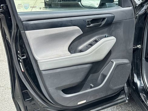Used 2023 Toyota Highlander LE FWD image 10