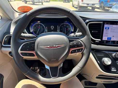 Certified 2023 Chrysler Pacifica Touring-L FWD image 12