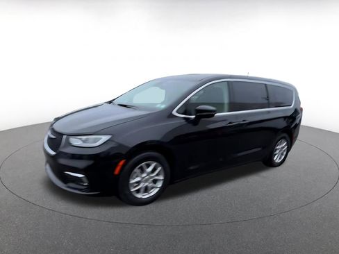 Used 2024 Chrysler Pacifica Touring-L image 8