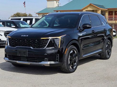 Certified 2025 Kia Sorento EX image 10