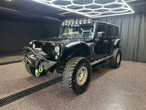 Used 2017 Jeep Wrangler Unlimited Rubicon AWD/4WD image 3