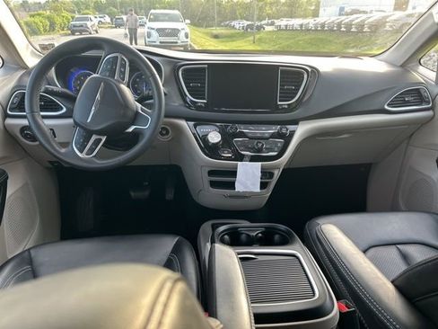 Used 2023 Chrysler Pacifica Touring-L FWD image 5