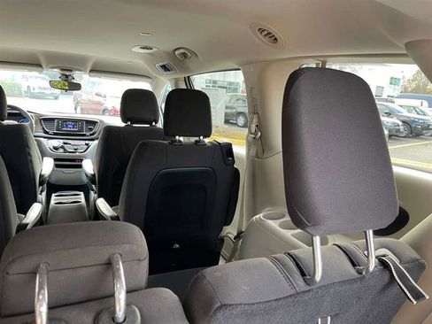 Used 2017 Chrysler Pacifica LX image 39
