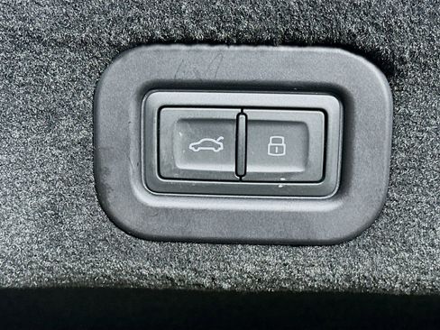 Used 2024 Bentley Flying Spur V8 AWD/4WD image 44