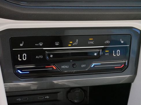 Certified 2024 Volkswagen Tiguan SE w/ Panoramic Sunroof Package image 23