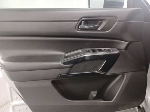 Used 2024 Nissan Pathfinder SV FWD image 17
