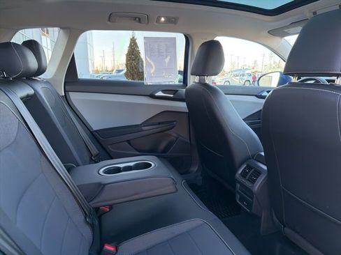 Used 2022 Volkswagen Taos SE w/ Panoramic Sunroof Package image 31