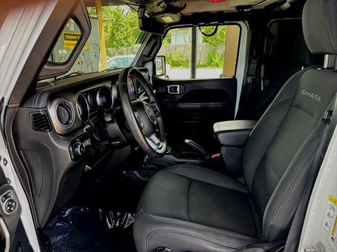 Used 2019 Jeep Wrangler Unlimited Sahara AWD/4WD image 16