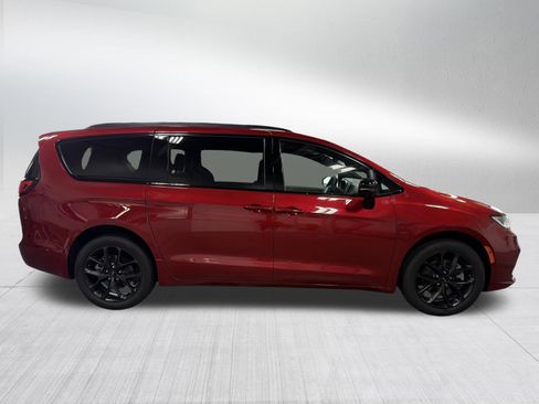 Used 2025 Chrysler Pacifica Limited AWD/4WD image 8