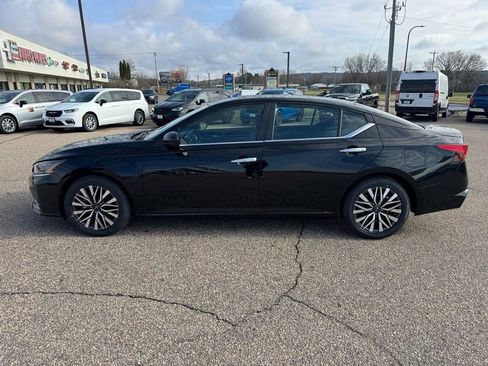 Used 2025 Nissan Altima 2.5 SV image 2
