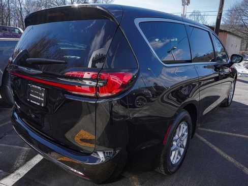 New 2026 Chrysler Pacifica Select image 5