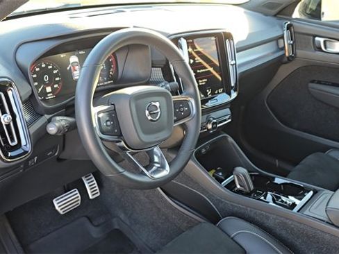 Used 2022 Volvo XC40 T5 R-Design w/ Climate Package image 12