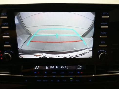 Used 2021 Toyota Sienna XLE FWD image 32