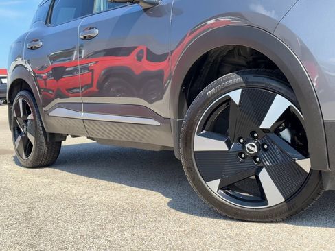Used 2025 Nissan Kicks SR w/ SR Premium Package AWD/4WD image 2