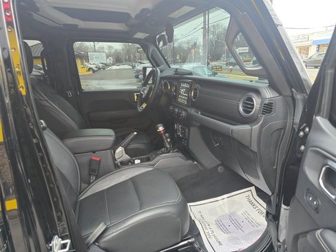 Used 2018 Jeep Wrangler Unlimited Sahara AWD/4WD image 15