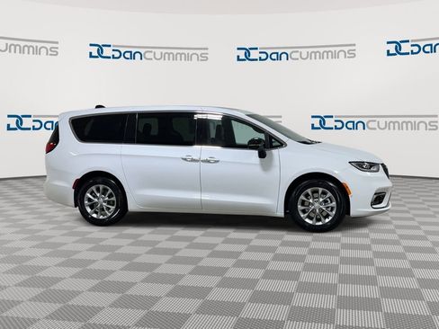 New 2026 Chrysler Pacifica Limited image 2