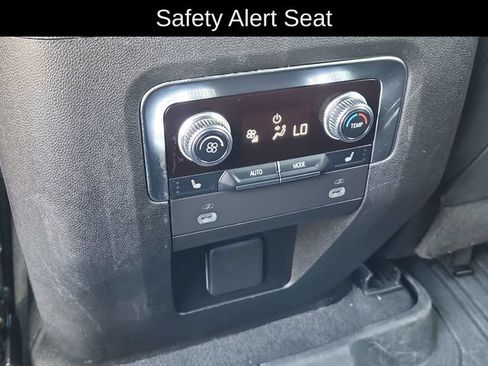 Used 2024 GMC Yukon XL AT4 w/ Technology Package AWD/4WD image 26