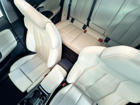 New 2025 Audi Q6 e-tron Premium Plus image 18