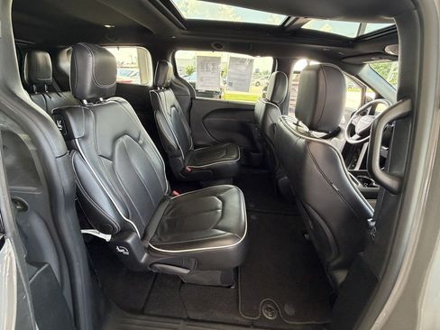 Used 2025 Chrysler Pacifica Limited FWD image 27