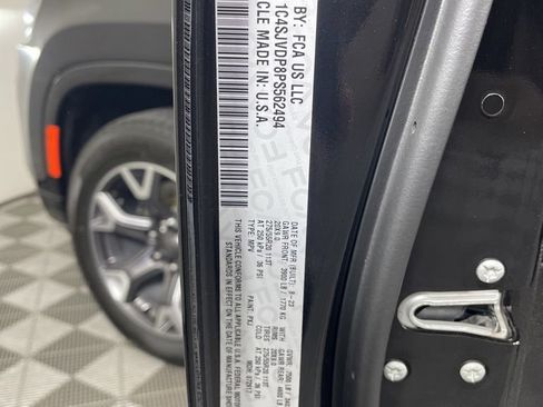 Certified 2023 Jeep Wagoneer Series III w/ Convenience Group I AWD/4WD image 17