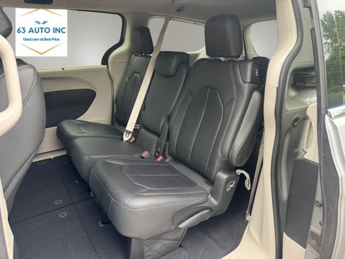 Used 2017 Chrysler Pacifica Touring-L FWD image 19