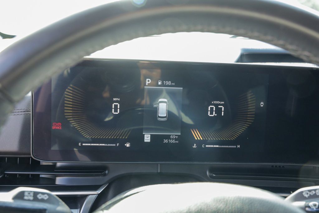Used 2025 Kia Carnival FWD image 30