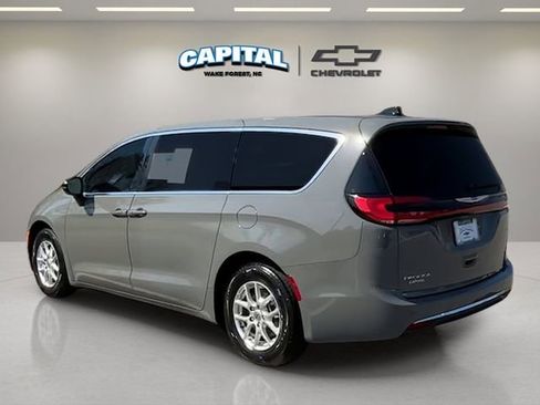 Used 2025 Chrysler Pacifica Select FWD image 3
