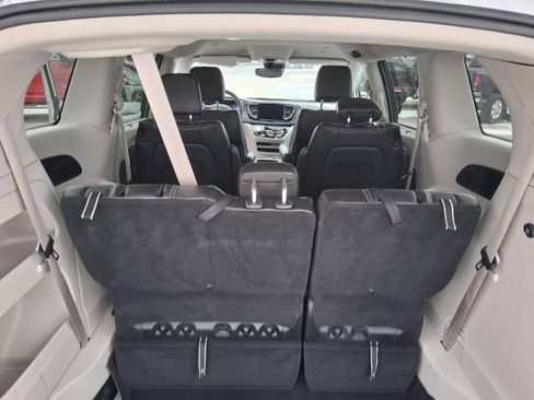 Used 2024 Chrysler Pacifica Touring-L image 16