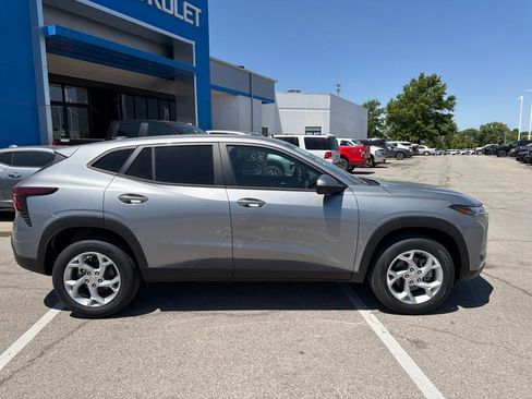New 2026 Chevrolet Trax LS w/ LS Convenience Package FWD image 2