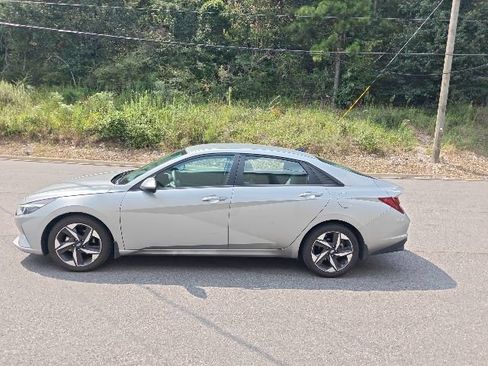 Used 2023 Hyundai Elantra SEL w/ Convenience Package FWD image 5