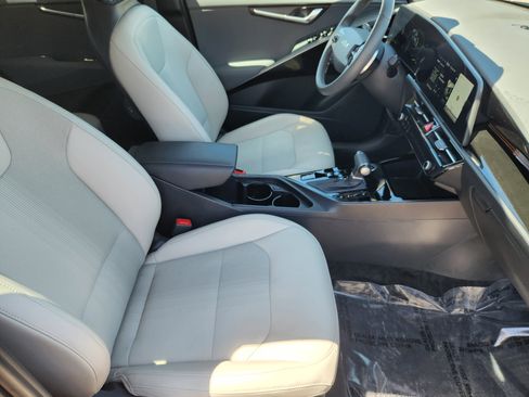 Used 2024 Kia Niro EX Touring FWD image 13