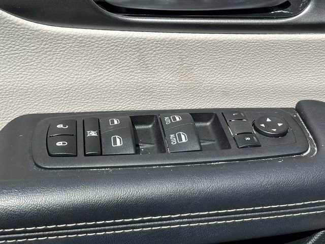 Used 2023 Chrysler Pacifica Touring-L FWD image 15