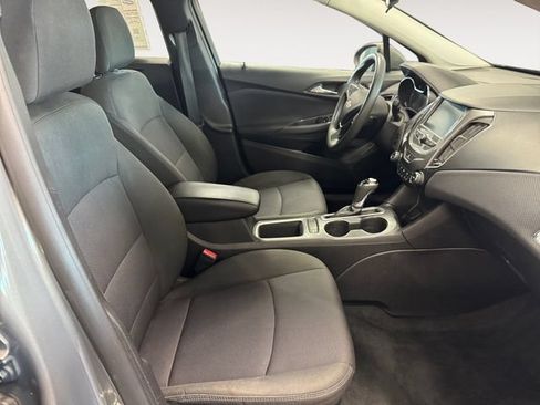 Used 2018 Chevrolet Cruze LT w/ Convenience Package FWD image 4