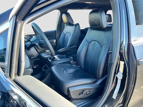 Used 2025 Chrysler Pacifica Select AWD/4WD image 18