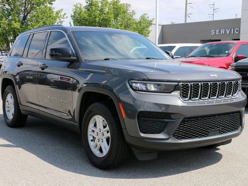 Used 2024 Jeep Grand Cherokee Laredo RWD image 4